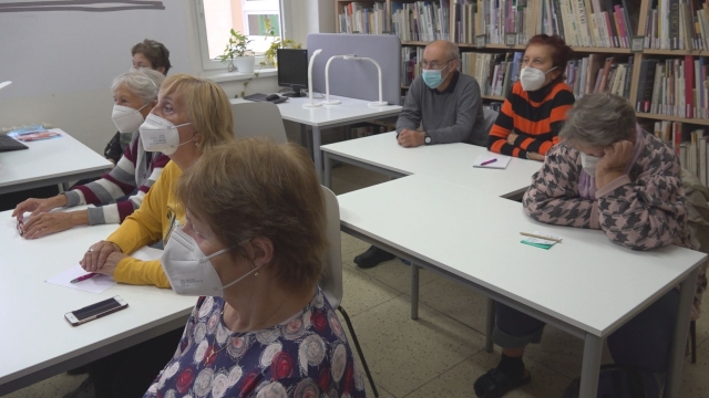 V knižnici sa seniori môžu bezplatne naučiť po anglicky