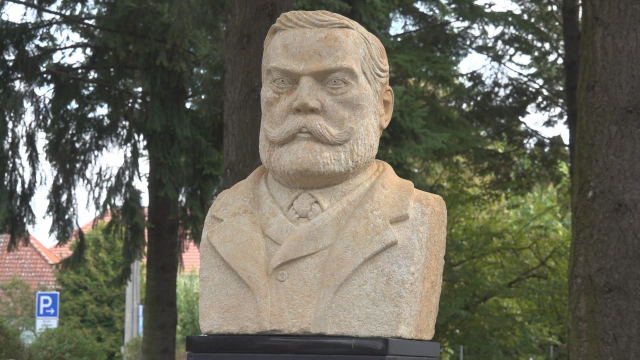 Odhalili bustu V. Paulinyho-Tótha
